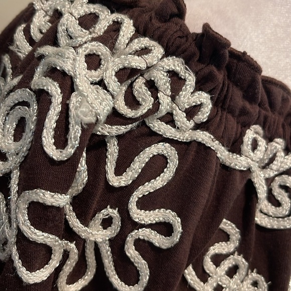 Lauren Michelle M stretch brown 3/4 sleeve appliqué top with shimmery thread - Picture 3 of 12